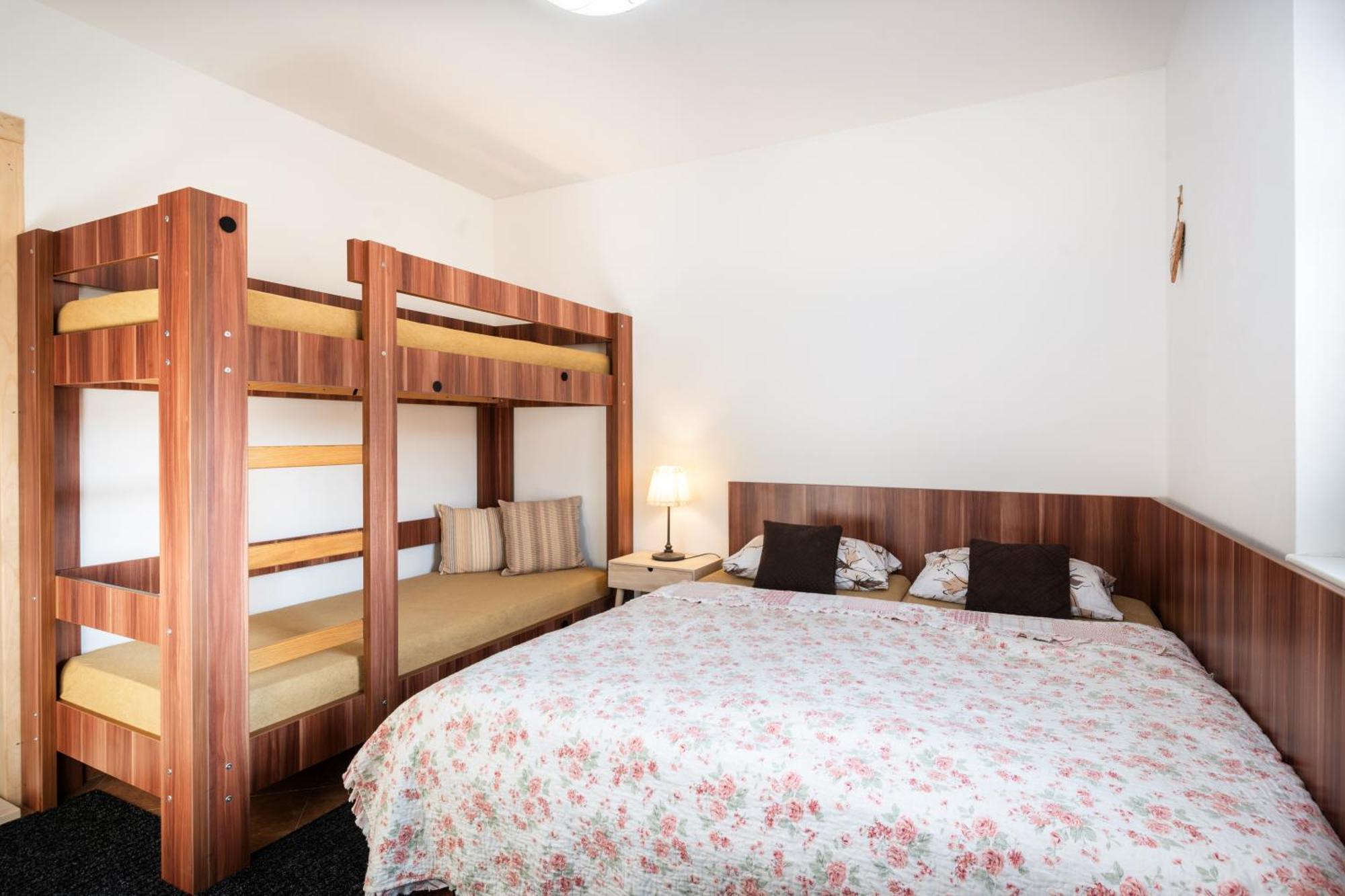 Ferienwohnung Piemonti Bešeňová Exterior foto